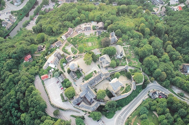 Schloss Burg im Bergischen Land aus der Vogelperspektive