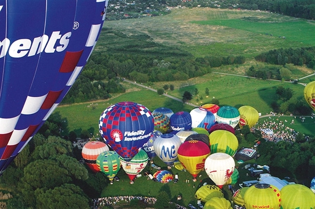 Viele Heißluftballons auf Ballonveranstaltungen von schräg oben