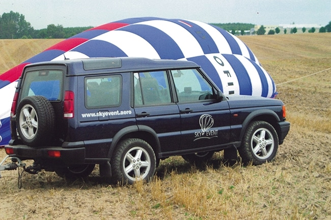 Rückholfahrzeug am Ballonlandeplatz