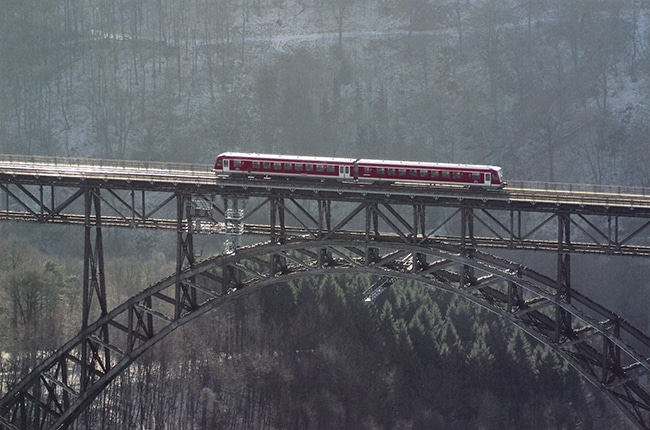 Müngstener Brücke mit Zug