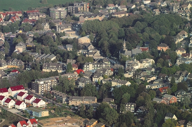 Lüttringhausen mit Rathausturm im Sommer
